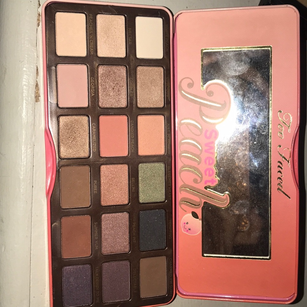 Too faced sweet peach palette - Picture 1 of 2